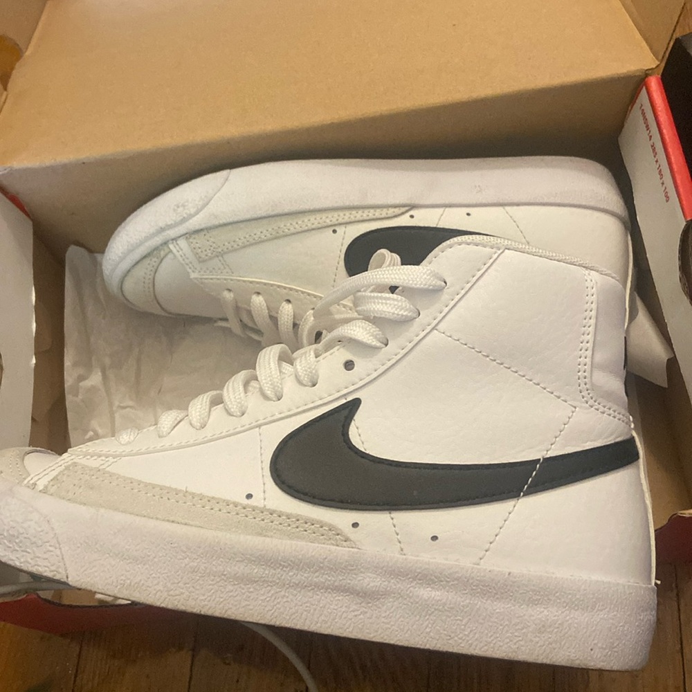 Very good condition worn twice…. Need to sale them asap !!!!!